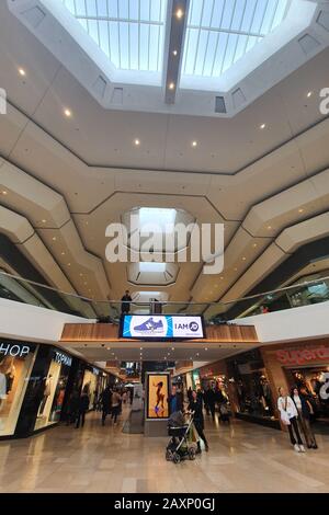 Peterborough Cambridshire, Großbritannien, - 28. Januar 2020 - Queensgate Shopping Center, Geschäfte vorne, Display. Leute, die zum Einkaufen gehen. Stockfoto