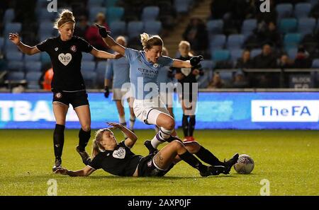 Die Ellen White von Manchester City kämpft mit der Gemma Evans von Bristol City während des Super-League-Matches Der Frauen im Academy Stadium, Manchester, um den Ball. Stockfoto