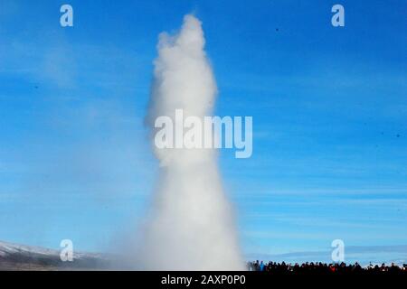 Eine Geysir-mittlere Explosion im Geysir Park, Island an einem hellen Tag Stockfoto