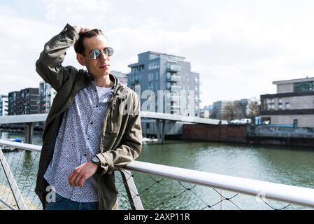 Junger Mann am Main, Frankfurt am Main, Hessen, Deutschland Stockfoto