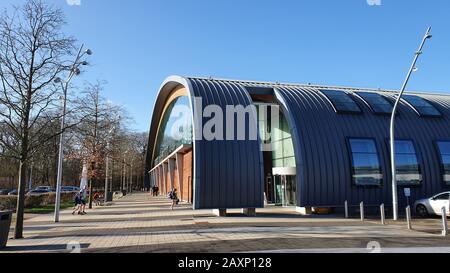 Corby, Großbritannien - 28. Januar 2020: Modernes Gebäude des öffentlichen Sportzentrums, Schwimmbad in Corby, Northamptonshire, Großbritannien Stockfoto