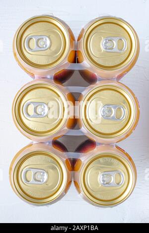 Draufsicht auf eine goldene Dose sechs Bierpackungen Stockfoto