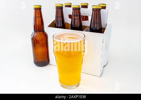 Ein Pilsner-Brauner Flaschen-Sic-Pack mit einem vollen Pint Bier Stockfoto