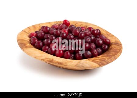 Reife Preiselbeeren in einer Schüssel aus Olivenholz isoliert auf Weißer Hintergrund Stockfoto