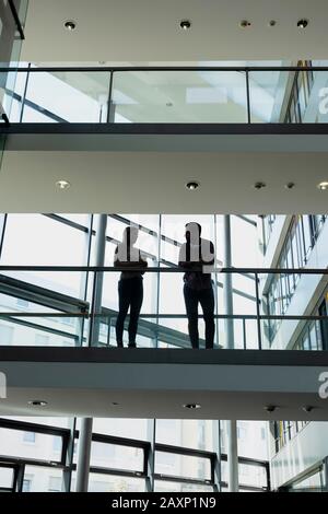 Junge Frau und junger Mann im modernen Bürogebäude machen Pause Stockfoto