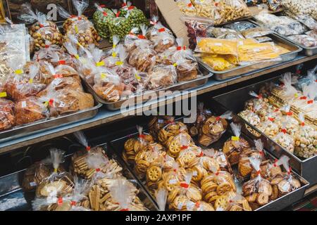 Kekse, Nüsse und Snacks werden auf dem Markt für Straßennahrung angeboten Stockfoto