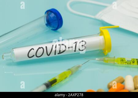 COVID-19-Virus-Fläschchen auf einem Labortisch Stockfoto