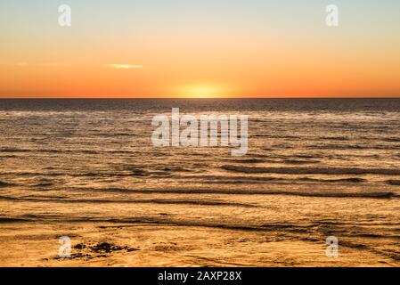 Sonnenuntergang an der Küste über dem Pazifischen Ozean. San Diego, Kalifornien, USA. Stockfoto