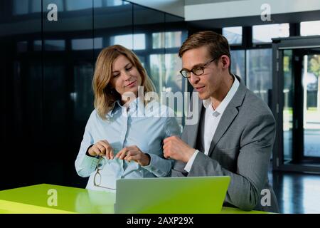Junge Geschäftsleute bei einem Treffen im Büro, halb Porträt Stockfoto