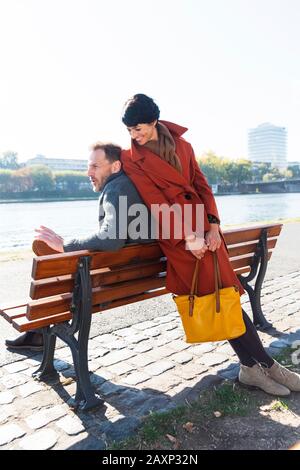 Ein paar Schritte im mittleren Alter am Fluss, Frankfurt am Main, Hessen, Deutschland Stockfoto