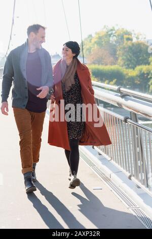 Ein paar Tage im mittleren Alter gehen am Main, Frankfurt am Main, Hessen, Deutschland Stockfoto