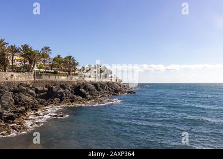 Küstenlinie mit Felsen in San Agustin Stockfoto