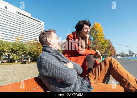 Ein Paar im mittleren Alter in der Stadt Stockfoto