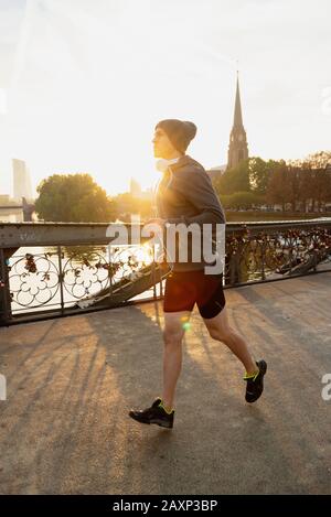 Sportliches Joggen in der Stadt, Frankfurt am Main, Hessen, Deutschland Stockfoto