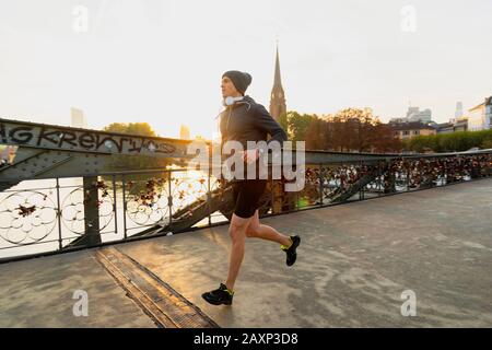 Sportliches Joggen in der Stadt, Frankfurt am Main, Hessen, Deutschland Stockfoto