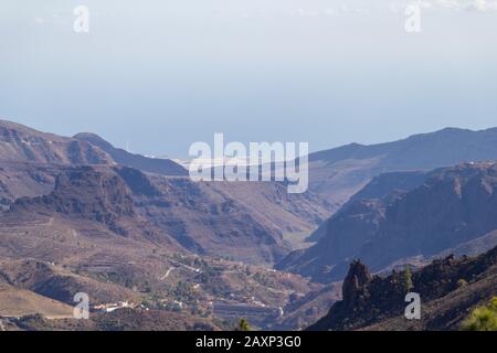 Tiefes Tal und große Berge auf Gran Canaria Stockfoto