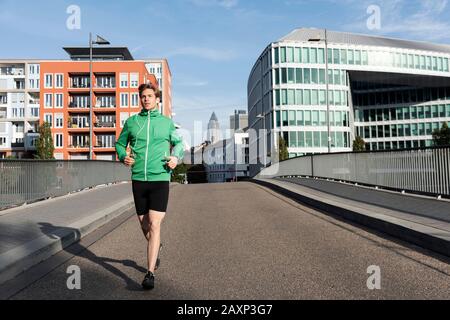 Sportliches Joggen in der Stadt, Frankfurt am Main, Hessen, Stockfoto