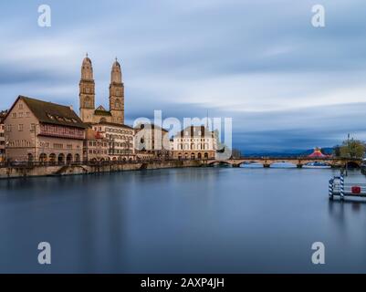 Beginn der Blaustunde in Zürich mit Limmat und Großmünster Stockfoto