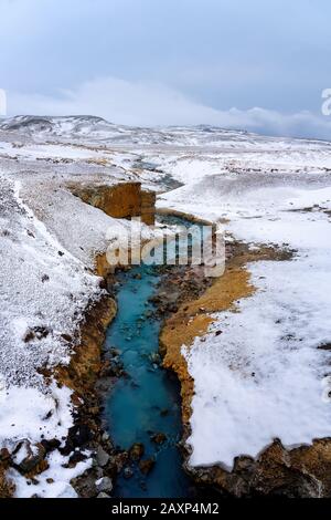 Warmer Fluss und Berge im Schnee in krysuvik seltun auf der Halbinsel reykjanes in der Winterlandschaft Islands. Stockfoto