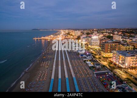 Luftdronblick Reiseziel emilia romagna adriatisches Meer Strand Dämmerung blu-hour Stockfoto