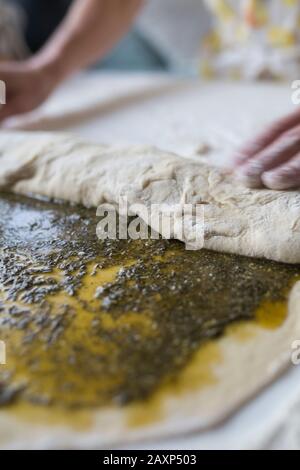 Man backt Potica - eine slowenische Kuchenspezialität Stockfoto