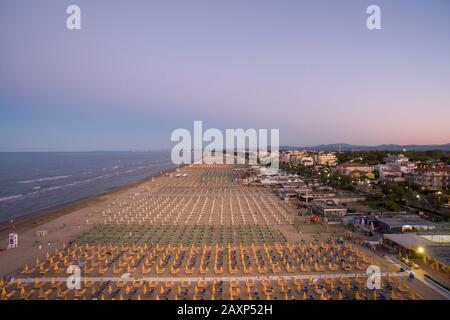 Vogelperspektive Blick auf den strand der adria im Sommer mit Blick auf die Drohne Stockfoto