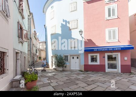 Blick auf eine Gasse in Cres, Kroatien Stockfoto