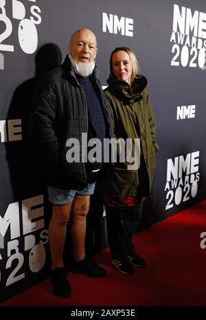 Michael Eavis und Emily Eavis kommen während der NME Awards an der Brixton Academy in London an. Stockfoto