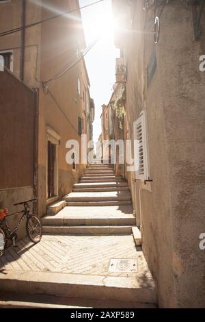 Blick auf eine Gasse in Cres, Kroatien Stockfoto