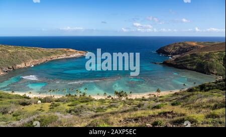 Panoramablick auf das klare Wasser des Naturschutzes Hanauma Bay in der Nähe von Waikiki auf Oahu, Hawaii Stockfoto