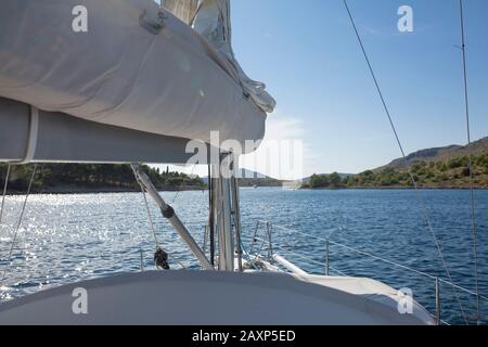 Blick vom segelboot über den Bogen zur kroatischen Küste Stockfoto