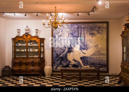 Delft, Niederlande, Holland, 18. Januar 2020: Keramik Meisterwerke handgemanagtes Porzellan im Royal Delft Töpferei-Herstellungsmuseum Stockfoto