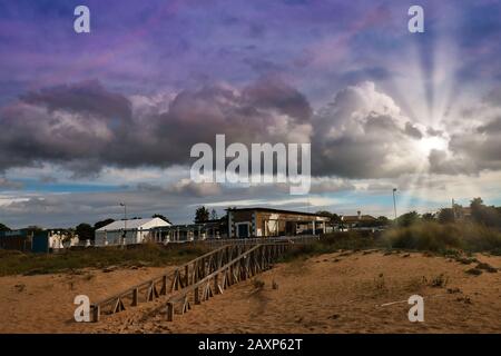 Ein dramatischer Sonnenuntergang am Strand von El Palmar, zwischen Conil und Los Caños de Meca, einem idyllischen Ort für Ihren Urlaub und Ihre Praxis Stockfoto