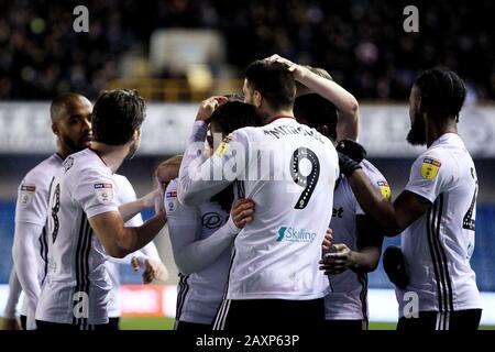 London, Großbritannien. Februar 2020. Aleksandr Mitrovic von Fulham (9) feiert mit Teamkollegen, nachdem er seinem Team das 1. Tor geschossen hat. EFL Skybet Championship Match, Millwall V Fulham at the den in London am Mittwoch, 12. Februar 2020. Dieses Bild darf nur für redaktionelle Zwecke verwendet werden. Nur redaktionelle Nutzung, Lizenz für kommerzielle Nutzung erforderlich. Keine Verwendung bei Wetten, Spielen oder einer einzelnen Club-/Liga-/Spielerpublikationen. PIC von Steffan Bowen/Andrew Orchard Sportfotografie/Alamy Live News Credit: Andrew Orchard Sportfotografie/Alamy Live News Stockfoto