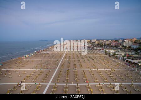 Blick auf die Adria mit Blick auf die Vogelperspektive im Sommer Stockfoto