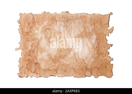 Draufsicht auf einem Blatt unbeschriebenem uralten schäbigen Papiers, Schriftrollen oder Pergament mit verbrannten Kanten, isoliert auf weißem Hintergrund. Stockfoto