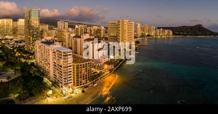 Luftpanorama von Waikiki Beach und Diamond Head auf Oahu, Hawaii bei Sonnenuntergang Stockfoto