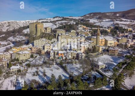 Panoramablick auf das dorf sant'Agata Feltria im Winter Stockfoto