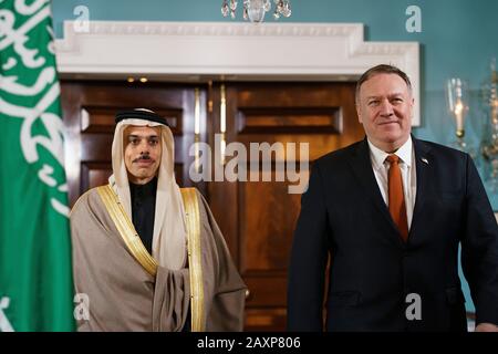 Washington, USA. Februar 2020. US-Außenminister Mike Pompeo (R) trifft sich am 12. Februar 2020 mit dem saudischen Außenminister Faisal bin Farhan Al Saud in Washington, DC, den Vereinigten Staaten. Credit: Ting Shen/Xinhua/Alamy Live News Stockfoto