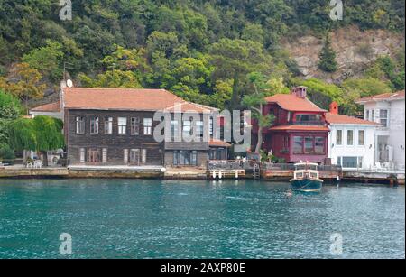 Das Wasser eines Wohnteils des Beykoz-Viertels am asiatischen Ufer von Istanbul, Türkei. Unmittelbar nördlich der Brücke von Fatih Sultan Mehmet Stockfoto
