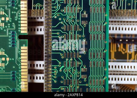 Hauptplatine des Computers und RAM-Speichermodule. Zusammensetzung mit elektronischen Komponenten. Stockfoto