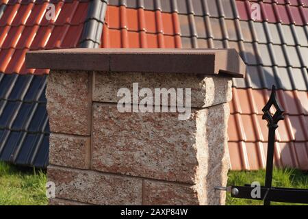 Zaunpfosten aus geteiltem Gesichtsblock. Mit Baustoffen einkaufen. Stockfoto