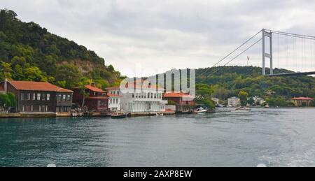 Das Wasser eines Wohnteils des Beykoz-Viertels am asiatischen Ufer von Istanbul, Türkei. Fatih Sultan Mehmet Brücke steht im Hintergrund Stockfoto
