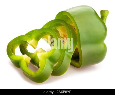 Grüner Paprikapfad in Scheiben isoliert auf weiß Stockfoto