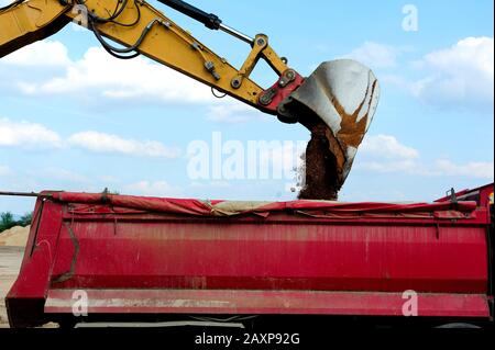 Erde, Erdbau, Bagger, Schaufel, Layer, Ausbau, Bergbau, Schwerindustrie, Arbeit, Job, Gelände, Ausgrabungen, Beladung, Transport, Gewicht, Sicherheit, Stockfoto