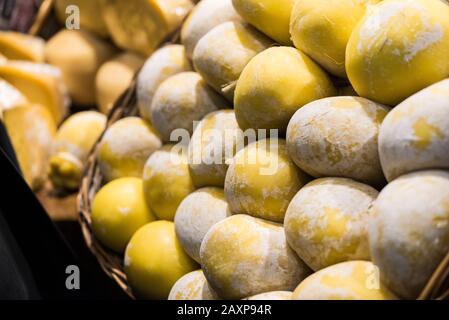 Es werden italienische Käse aus Scamorza und Caciocavallo ausgestellt. Stockfoto