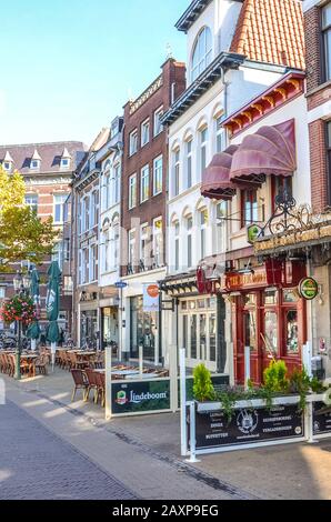 Venlo, Limburg-Niederlande - 13. Oktober 2018: Straße mit Cafés, Restaurants und Bars im historischen Zentrum der niederländischen Stadt. Traditionelle holländische Häuser, vertikales Foto. Stockfoto