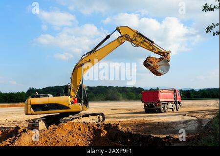 Erde, Erdbau, Bagger, Schaufel, Layer, Ausbau, Bergbau, Schwerindustrie, Arbeit, Job, Gelände, Ausgrabungen, Beladung, Transport, Gewicht, Sicherheit, Stockfoto