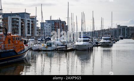 Portishead Quay Marina, England Großbritannien: Segelyachten und eine Kulisse für moderne Wohnungen. Stockfoto