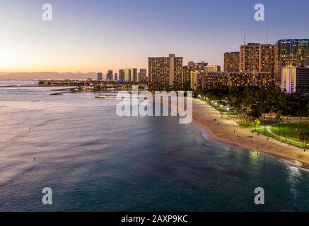 Luftpanorama von Waikiki Beach und Honolulu auf Oahu, Hawaii bei Sonnenuntergang Stockfoto